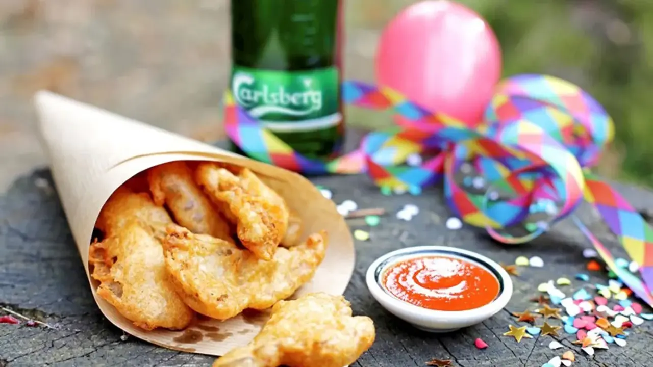 Chrupiące kąski w papierowym rożku, butelka Carlsberg i kolorowe konfetti. Idealne na imprezę!