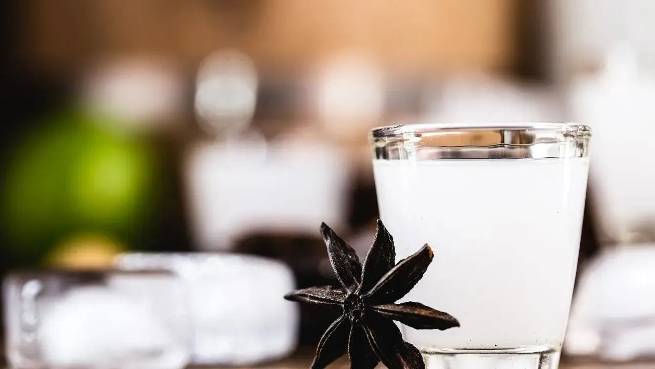 Szklanka białego arak z anyżem i lodem.
