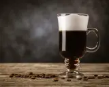 Irish Coffee: Przepis mistrza i triki, by smakowała jak z Dublina.