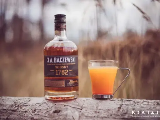 Whisky cynamonowa: Od shota po grzańca! Drinki i przepisy.