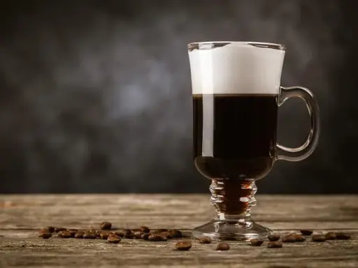 Irish Coffee: Przepis mistrza i triki, by smakowała jak z Dublina.