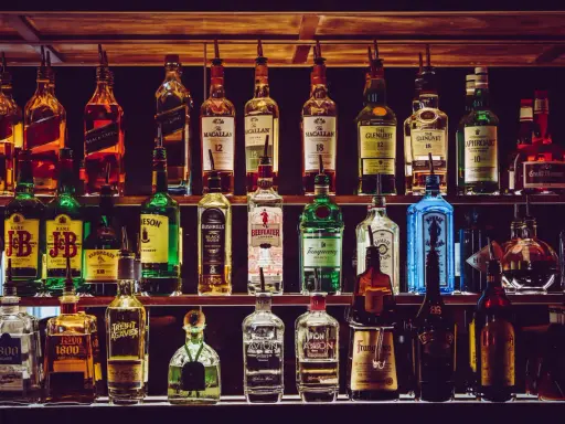 Z czym pić whisky? Odkryj klasyczne i zaskakujące połączenia!
