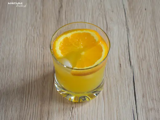 Whisky z colą: Kaloryczność i sekret na -100 kcal w drinku