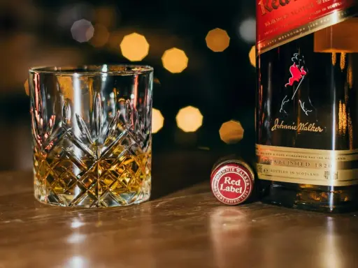 Z jakim sokiem whisky? Odkryj idealne połączenia i proporcje