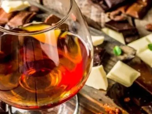 Brandy czy whisky? Rozwiej wątpliwości surowce, smak, podanie
