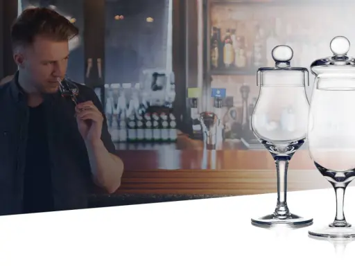 Kieliszki do whisky: Jak wybrać idealne szkło i odkryć smak?