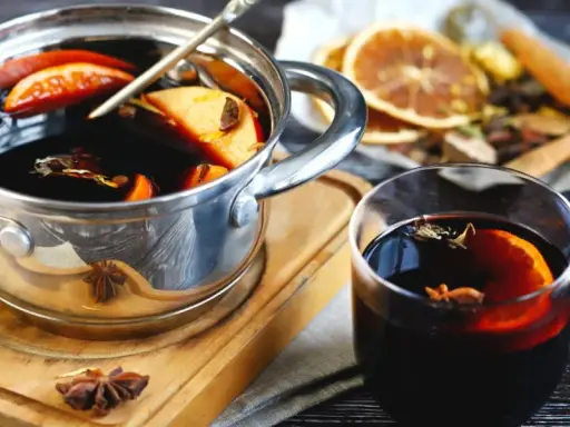 W czym podawać grzane wino? Sekrety smaku i idealnej atmosfery