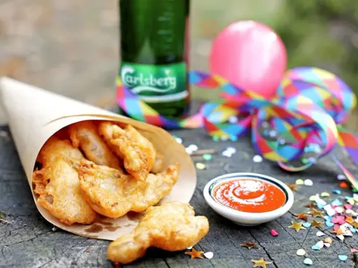 Chrupiące kąski w papierowym rożku, butelka Carlsberg i kolorowe konfetti. Idealne na imprezę!