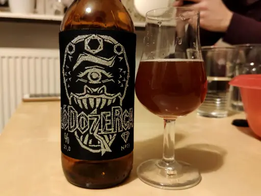 Butelka piwa z etykietą "DOOZERCH" i kieliszek z bursztynowym płynem. To chyba najmocniejsze piwo, jakie widziałem!
