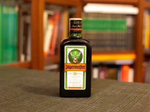 Czy Jägermeister to whisky? Rozwiewamy mity o tym likierze!