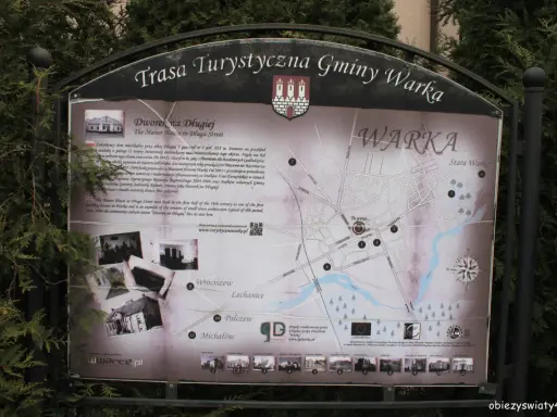 Mapa turystyczna gminy Warka z zaznaczonymi zabytkami, w tym Dworkiem na Długiej. W tle drzewa, a na dole strony logo "Warka" i adres strony.