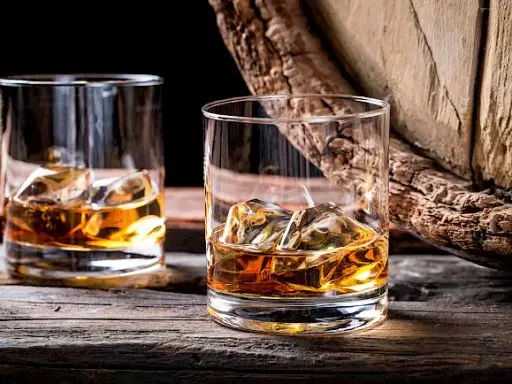 Whisky: Ile kalorii ma 100 ml? Czy zrujnuje Twoją dietę?