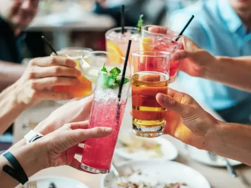 Drink z Soplicą: Proste przepisy na domowe hity. Zaskocz gości!