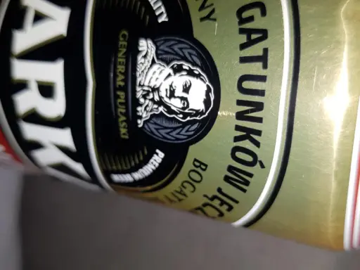 Puszka piwa Warka Strong z wizerunkiem generała Pułaskiego i napisem "Gatunkowy".