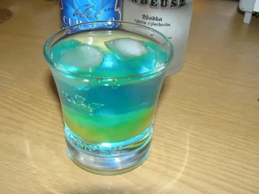 Drinki z Blue Curacao: 10 przepisów na niebieskie koktajle "wow"!