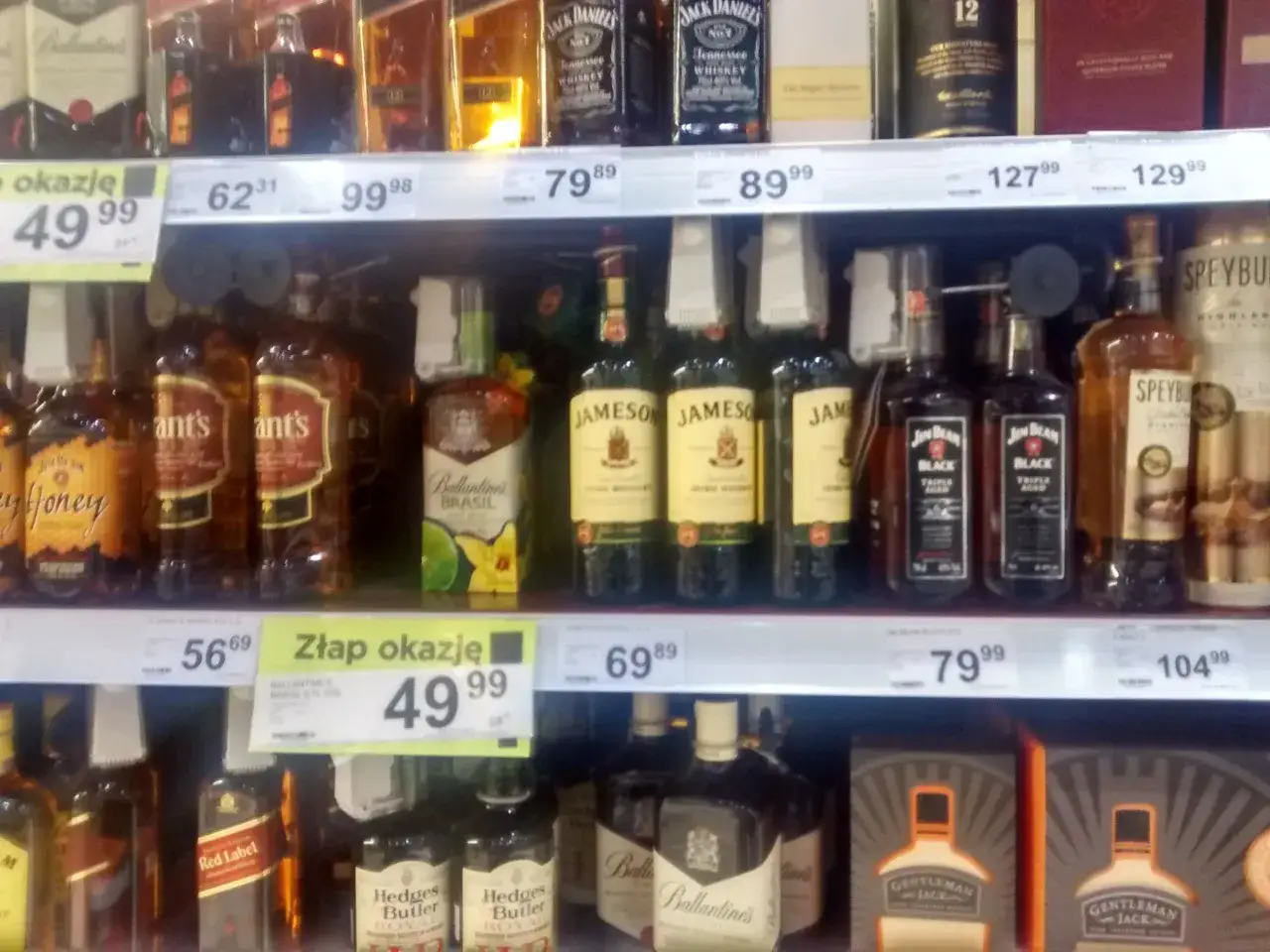 Highlander whisky w supermarkecie półka