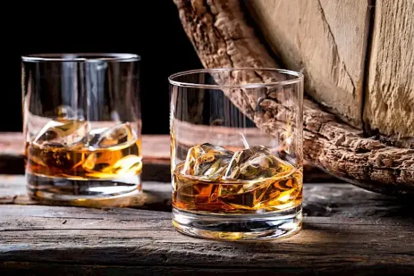 Whisky: Ile kalorii ma 100 ml? Czy zrujnuje Twoją dietę?
